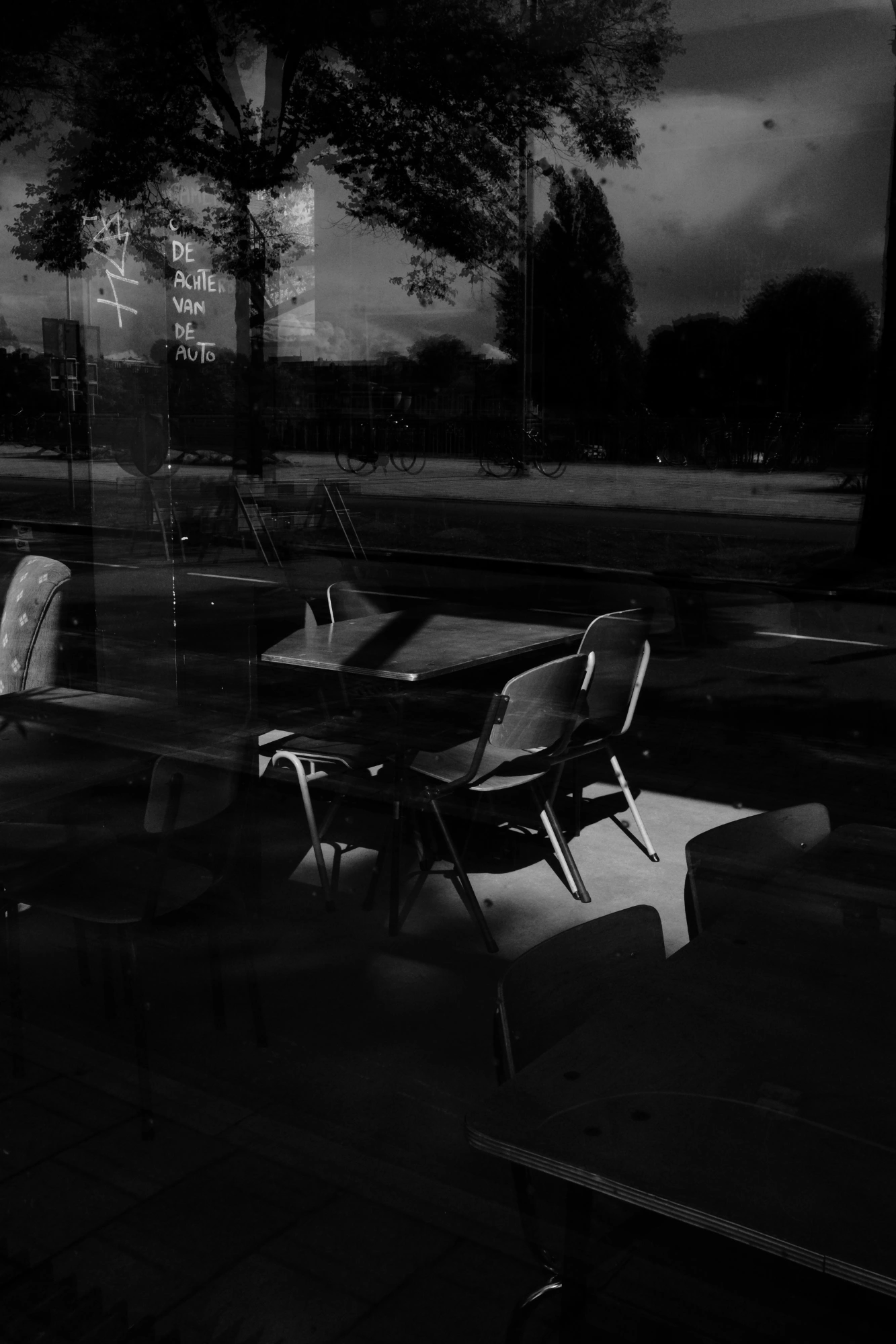 2023-08-25 - xt35 - bw - NL - Chairs in building