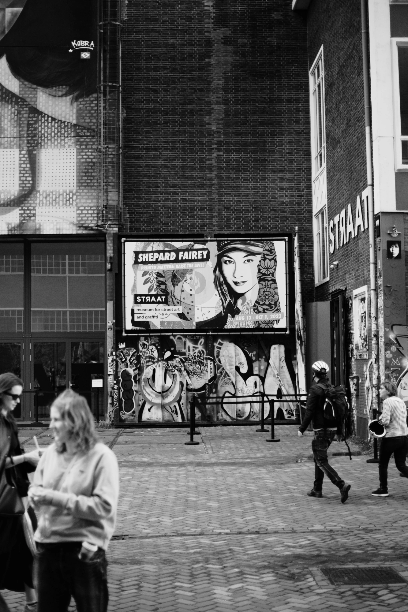 2023-08-26 - xt35 - bw - NL - Building with graffiti