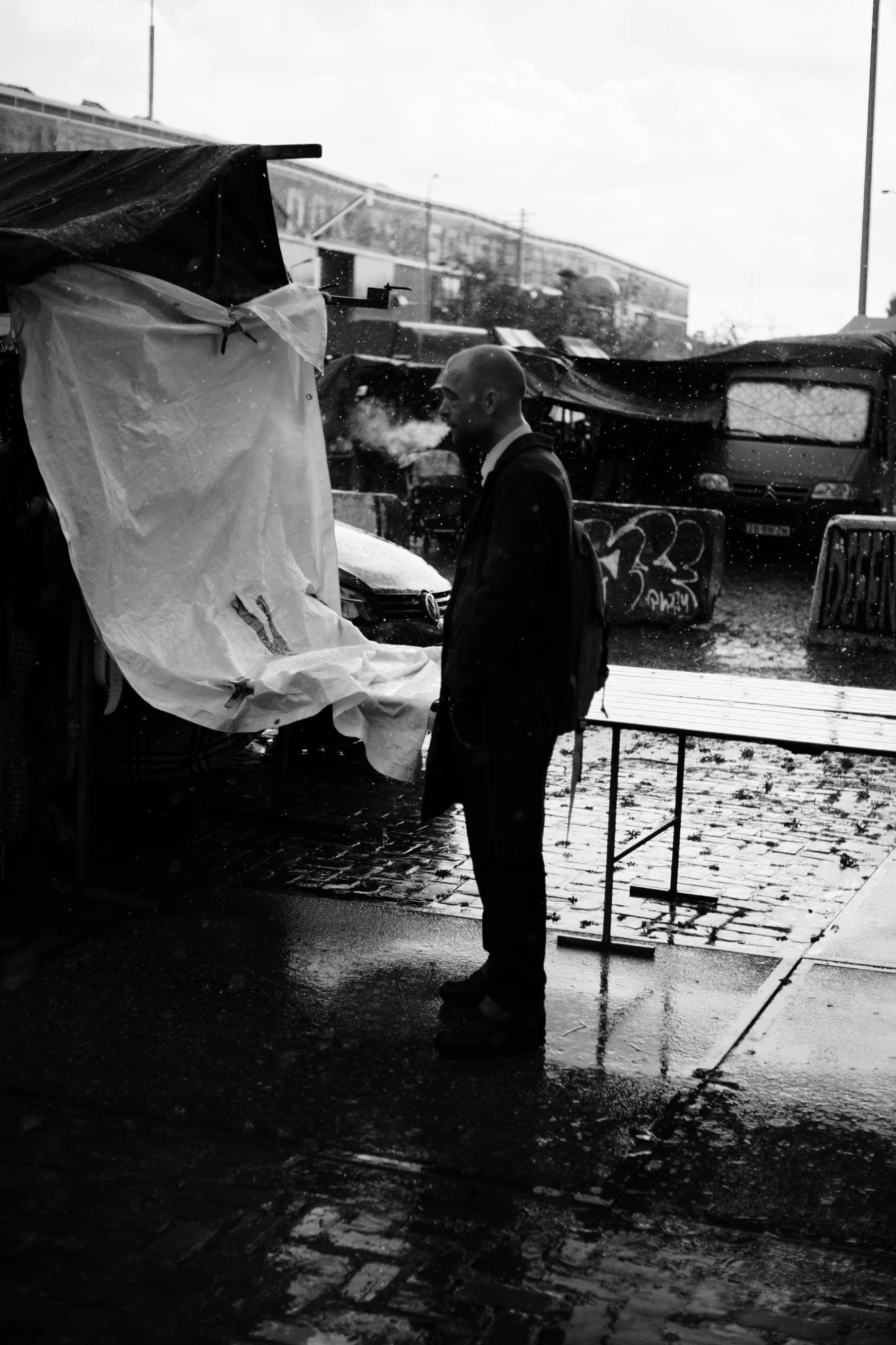 2023-08-26 - xt35 - bw - NL - Person smoking in the rain