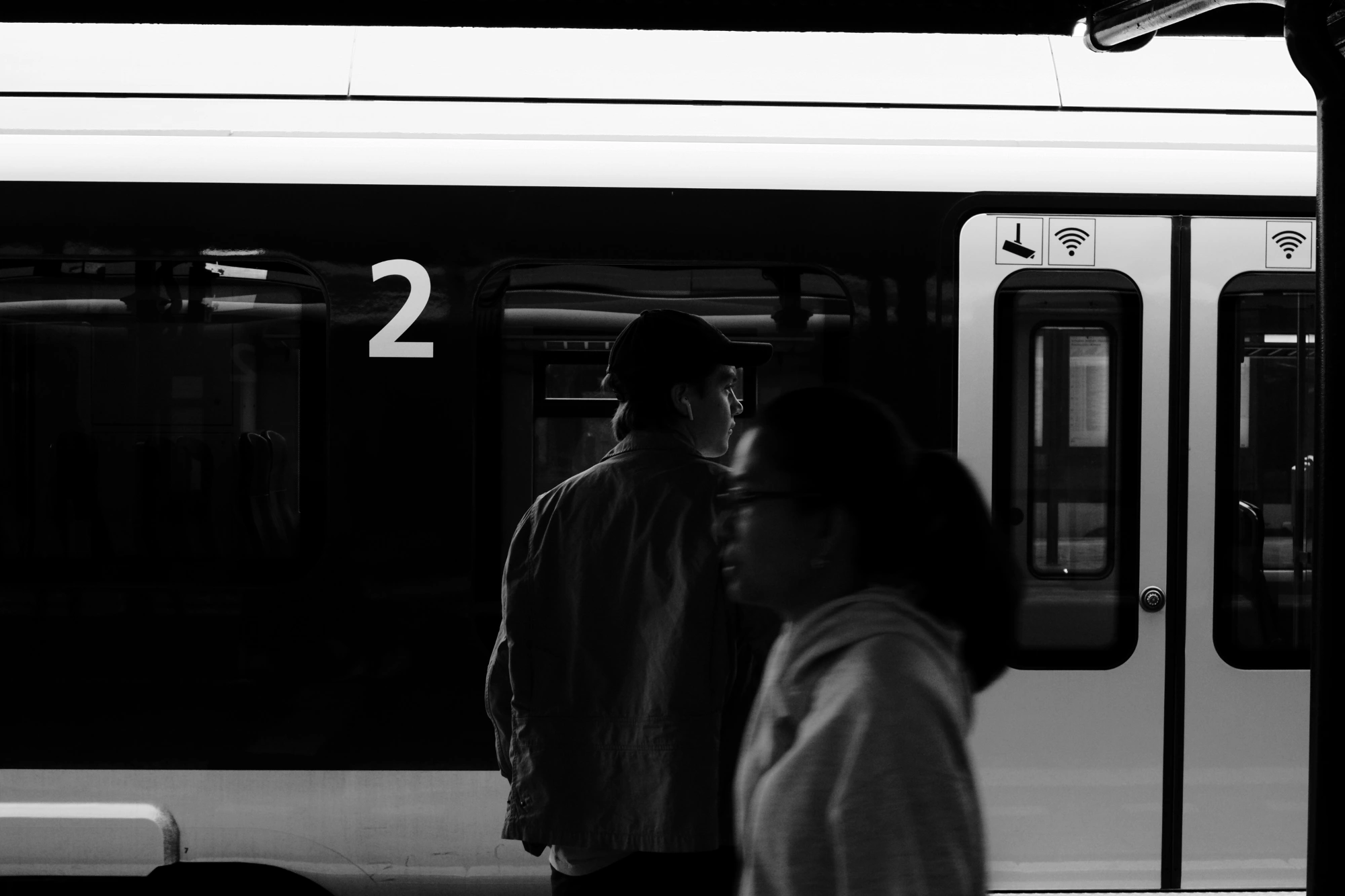 2023-08-27 - xt15-45 - bw - NL - Person standing in front of train