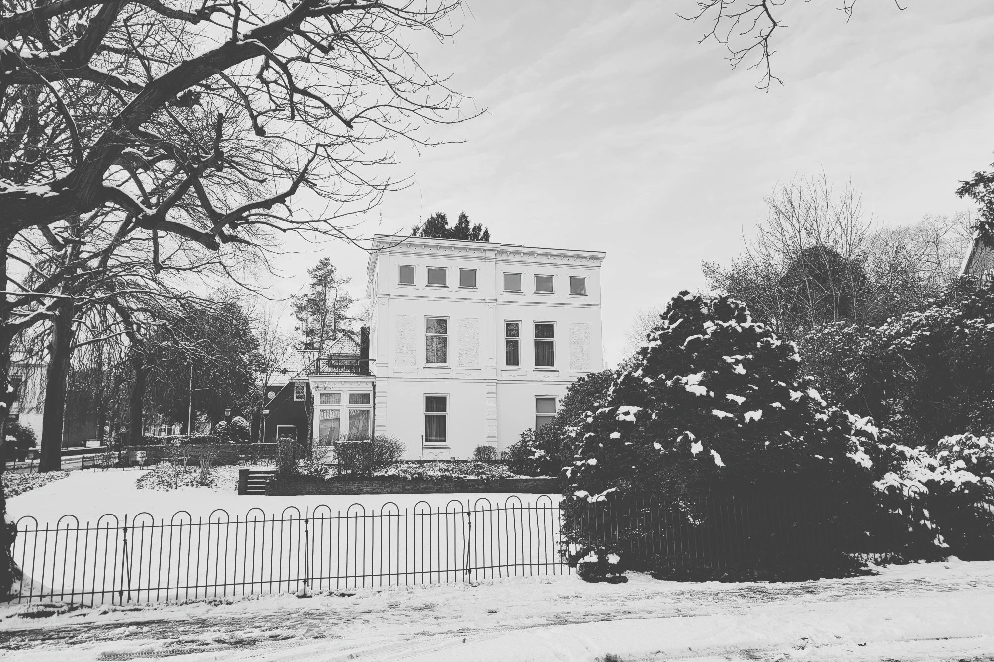 2024-01-16 - redmi - bw - NL - Building in snow