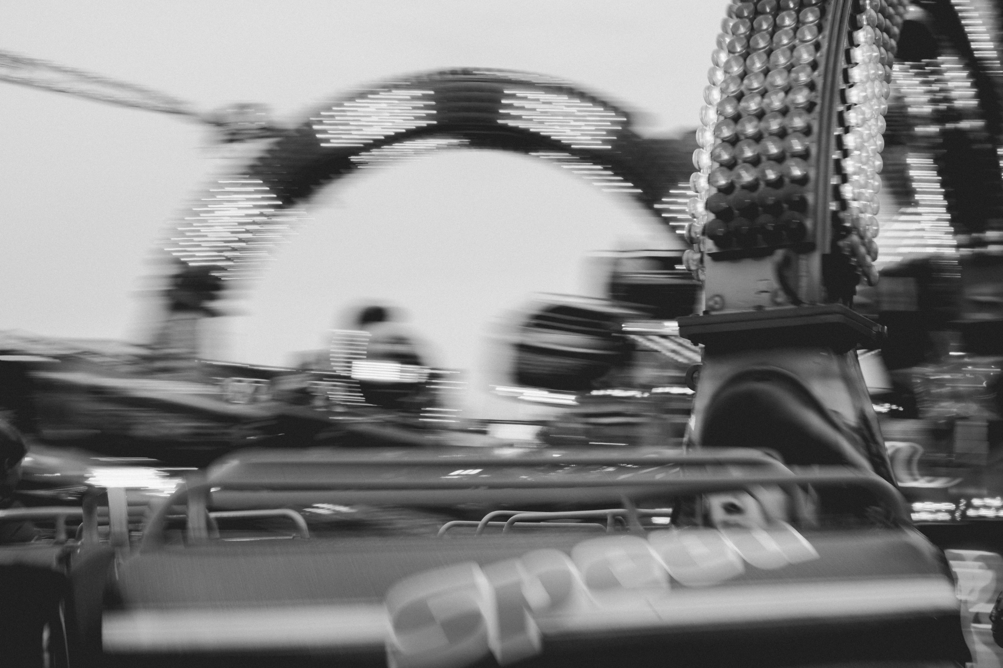 2024-04-18 - xt35 - bw - NL - Blurry rides at ammusement park