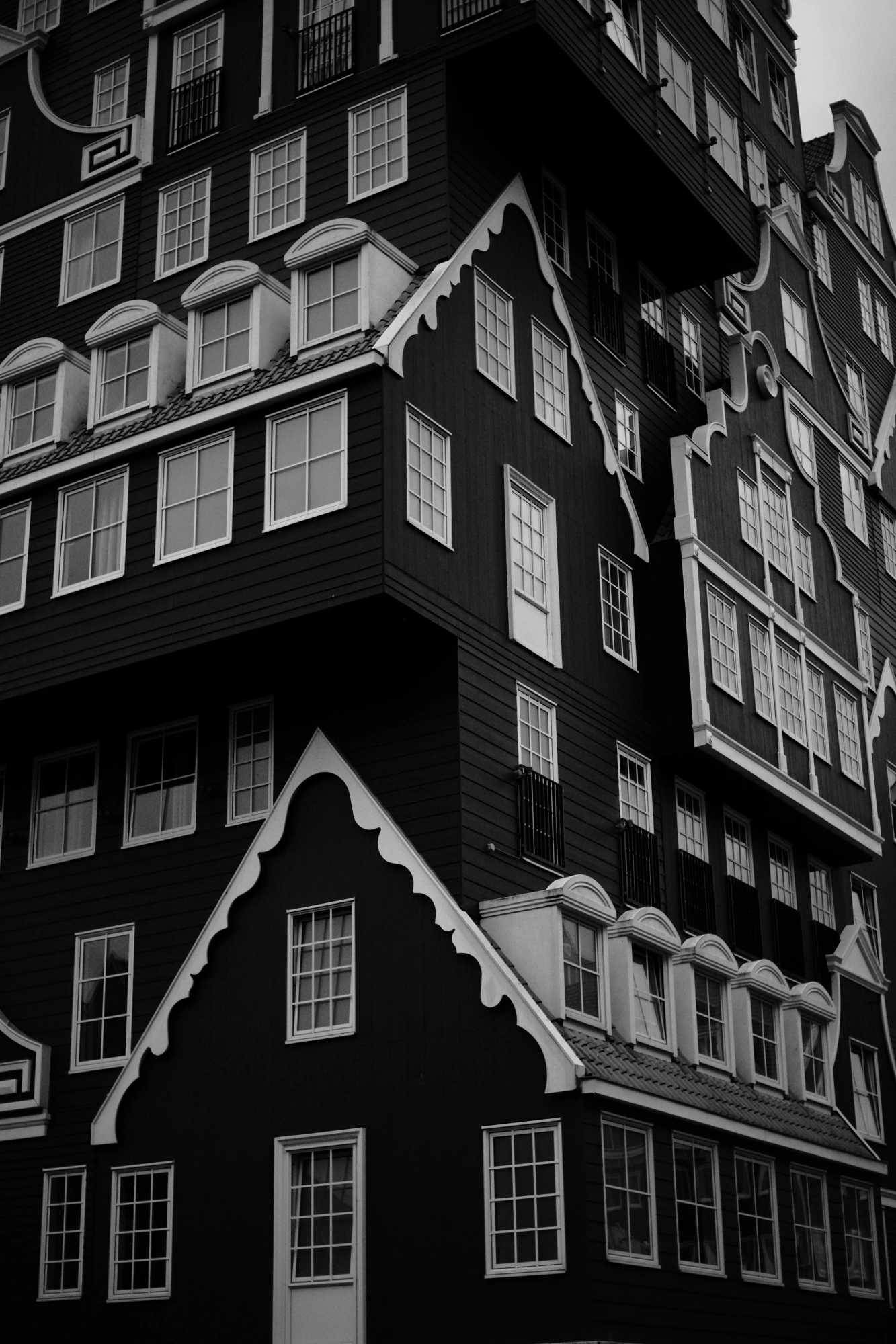 2024-05-26 - xt35 - bw - NL - Stacked buildings