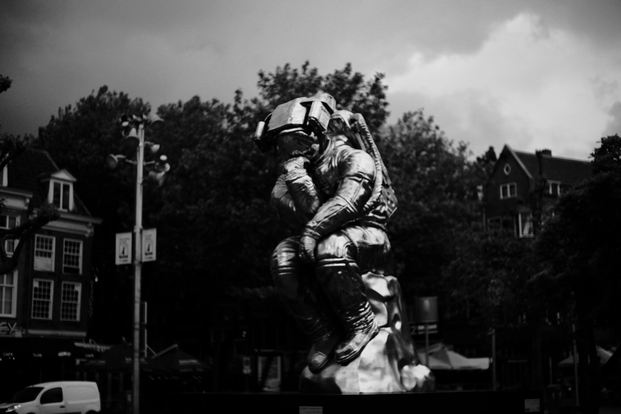 2024-06-17 - xt35 - bw - NL - Astronaut sculpture