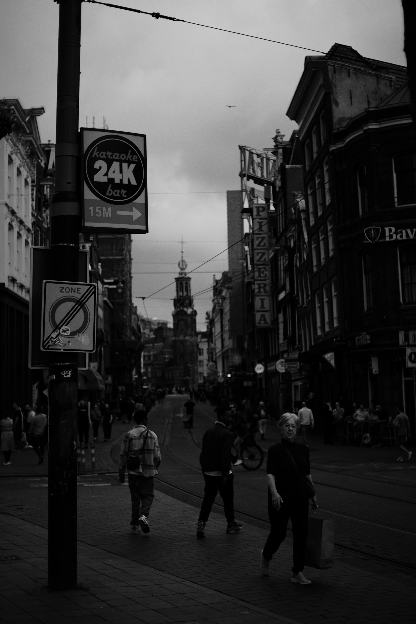 2024-06-17 - xt35 - bw - NL - People crossing street