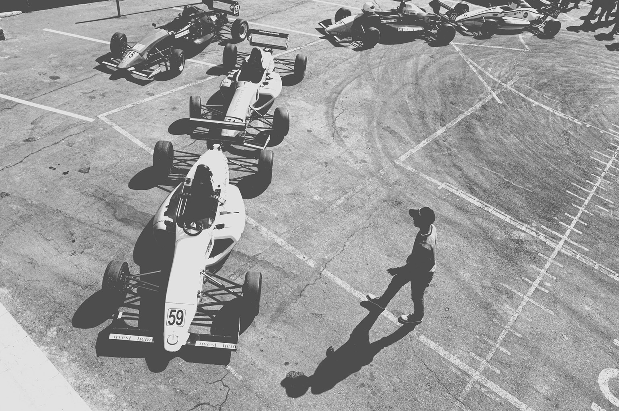 2019-07-27 - n18-55 - bw - ZA - Zwartkops Raceway - Man waling next to race cars