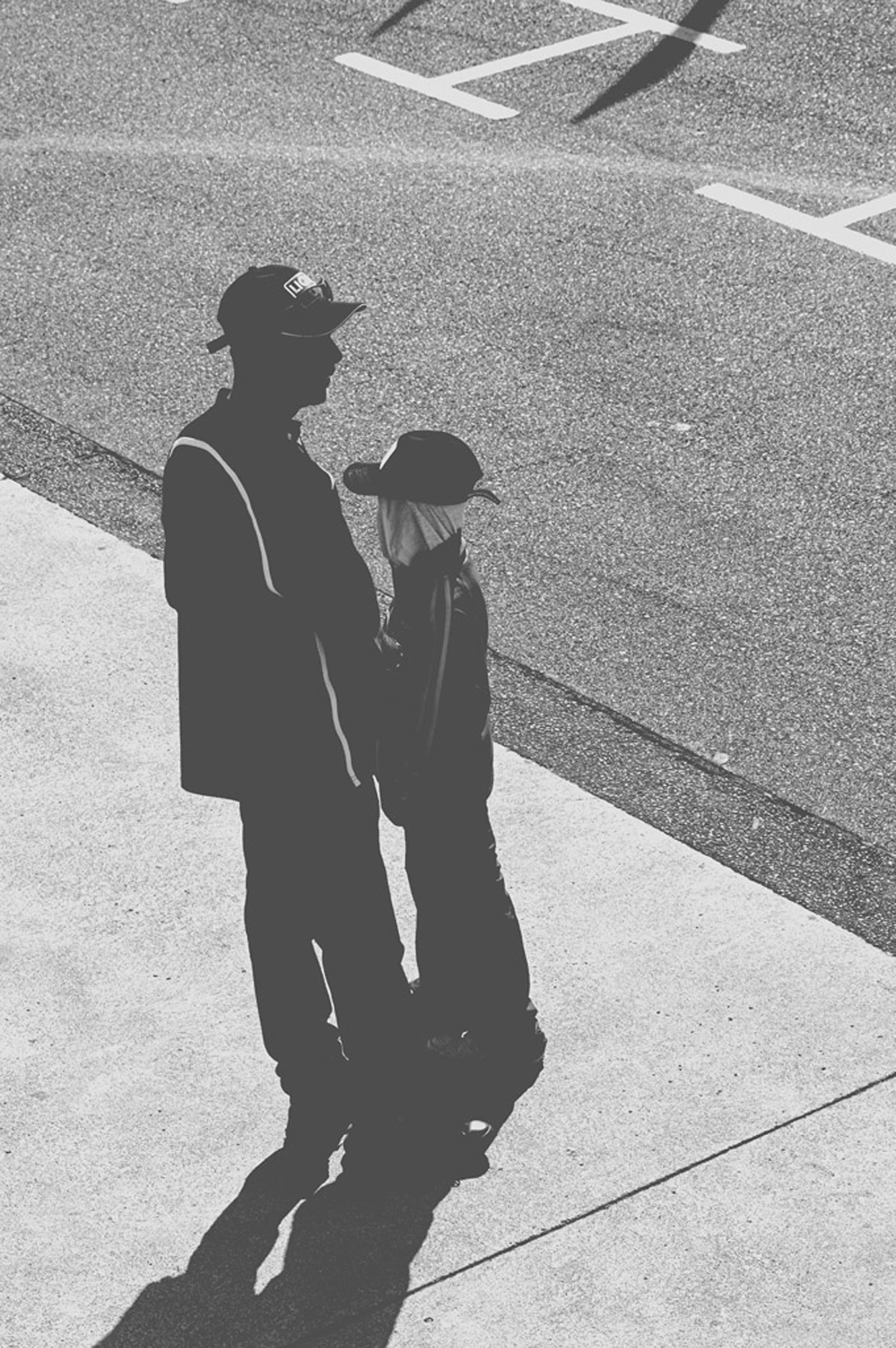 2019-07-27 - n18-55 - bw - ZA - Zwartkops Raceway - Person standing next to child