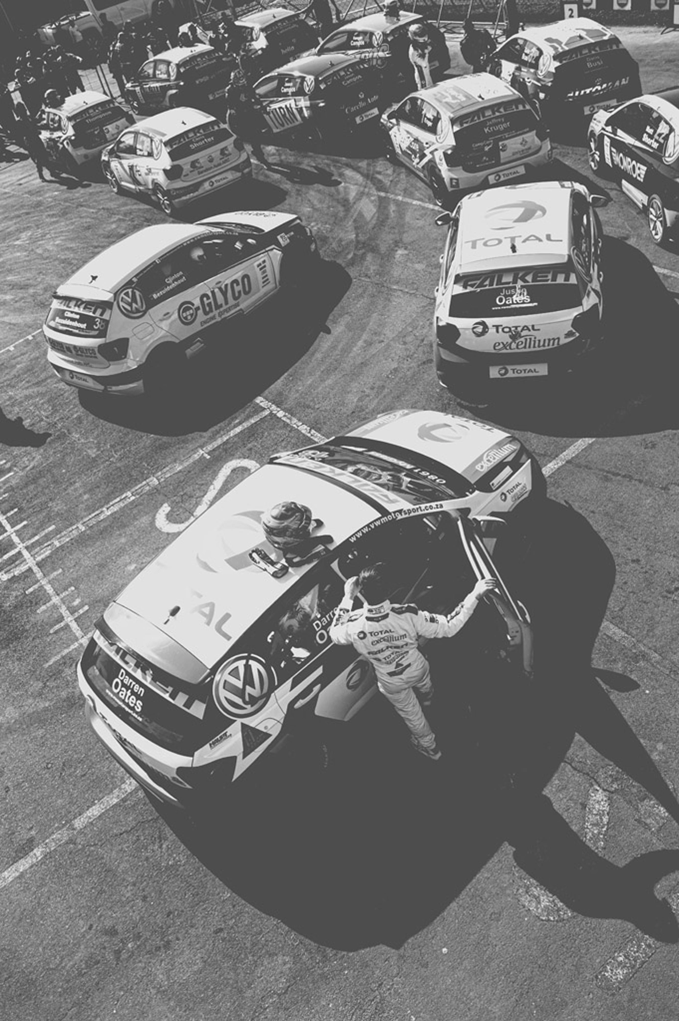 2019-07-27 - n18-55 - bw - ZA - Zwartkops Raceway - Racecar driver getting into car