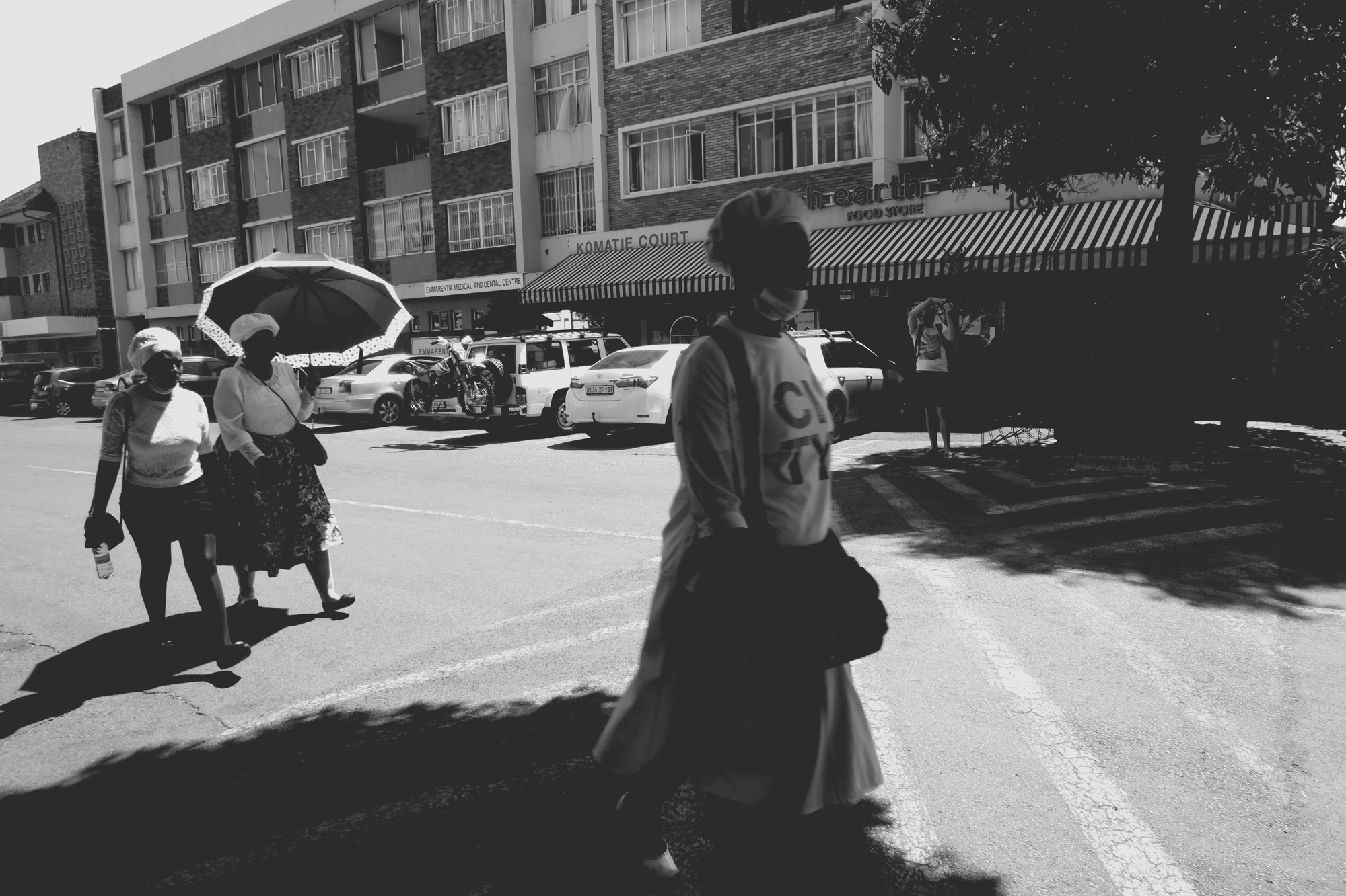2021-11-07 - xt15-45 - bw - ZA - Emmerentia, Johannesburg - Women walking across the road