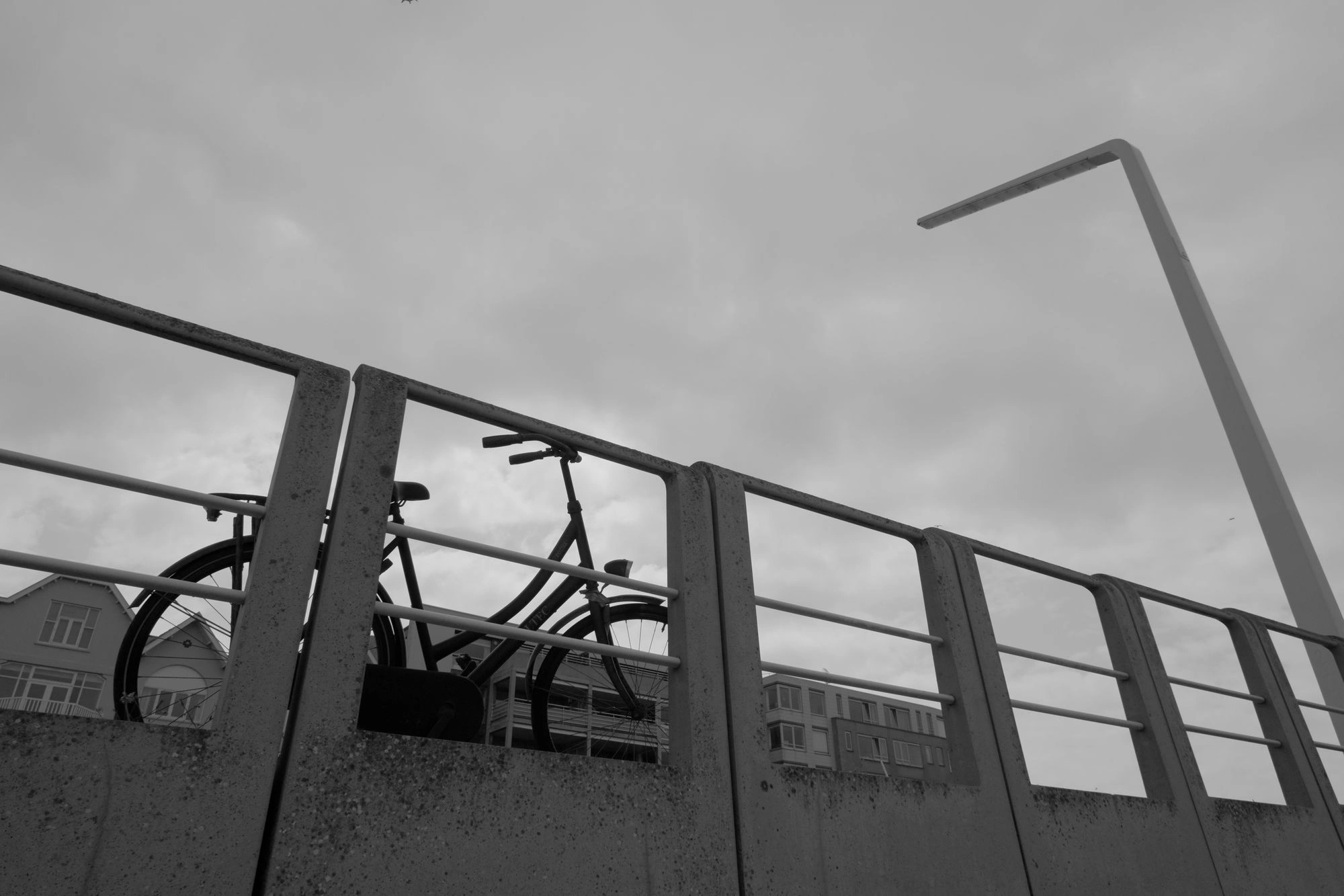 2026-07-18 - Scheveningen - Bike parked next to fence.J