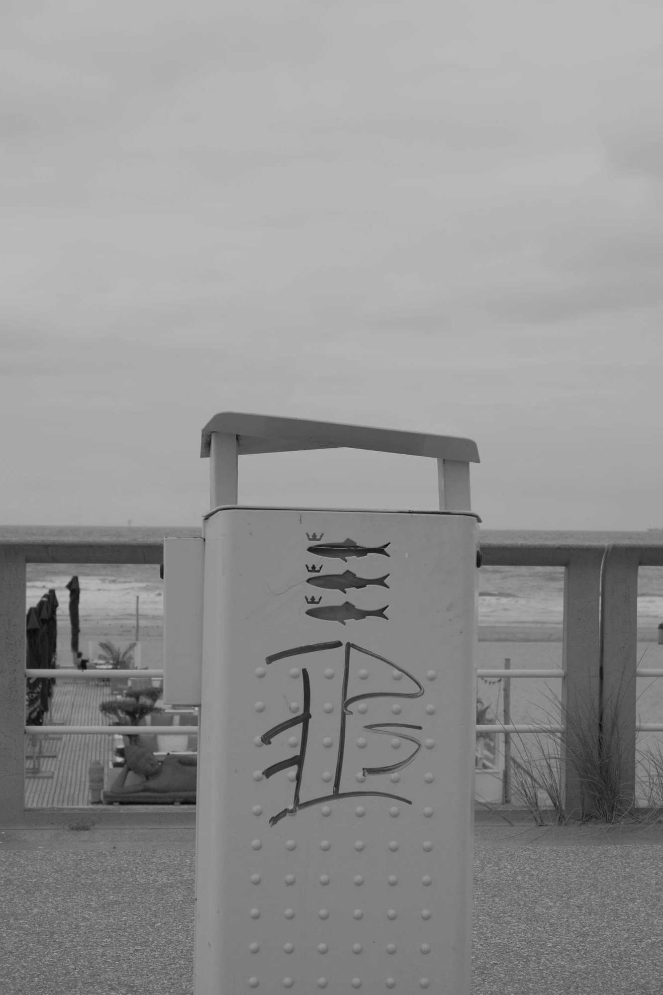 2026-07-18 - Scheveningen - Bin with grafitti and 3 fish with crowns.J