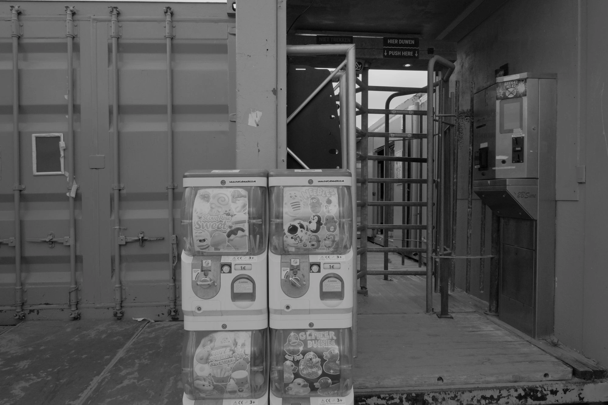 2026-07-18 - Scheveningen - Old vending maching for toys.J