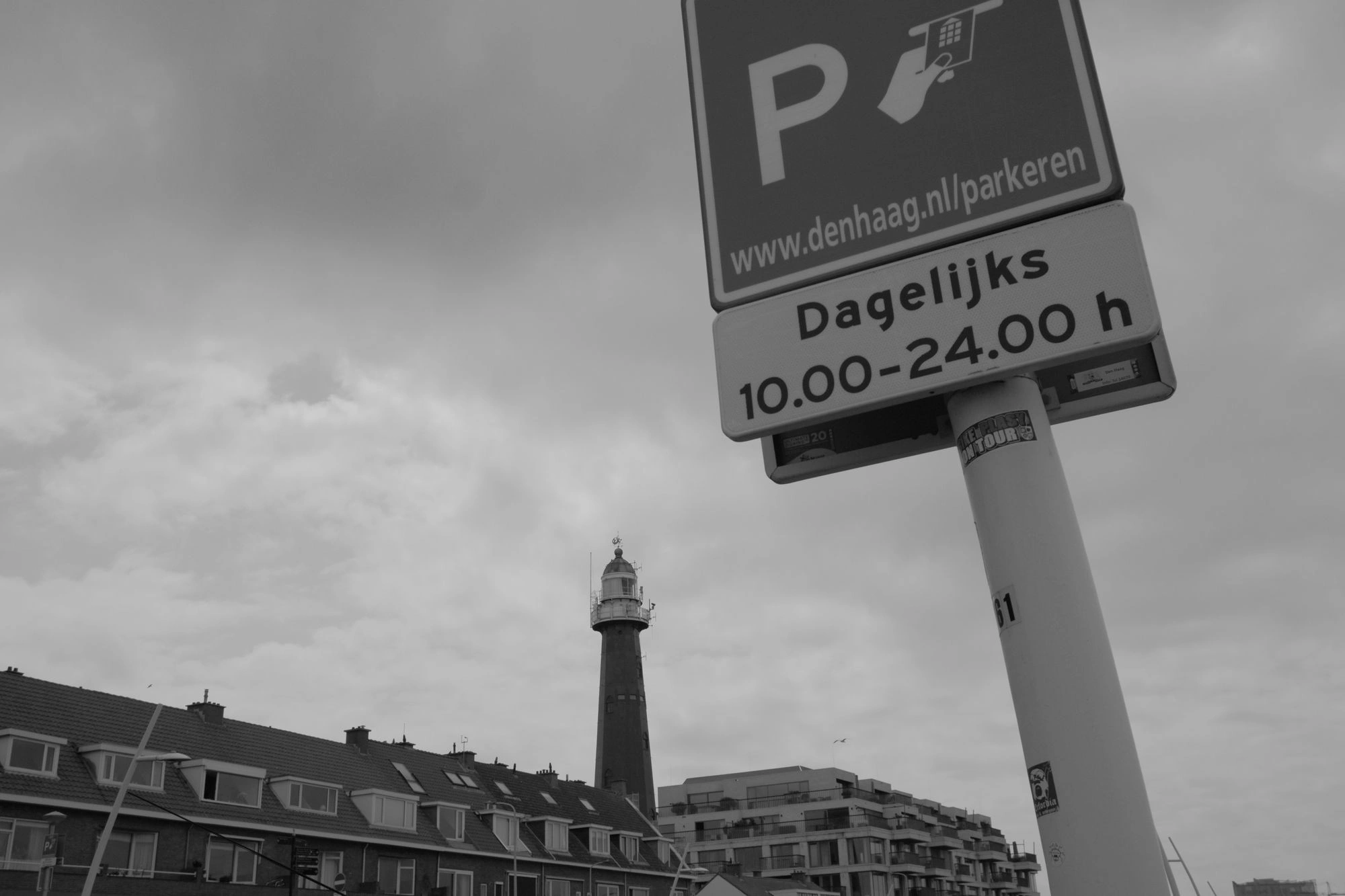 2026-07-18 - Scheveningen - Parking sign with lighthouse in the background.J
