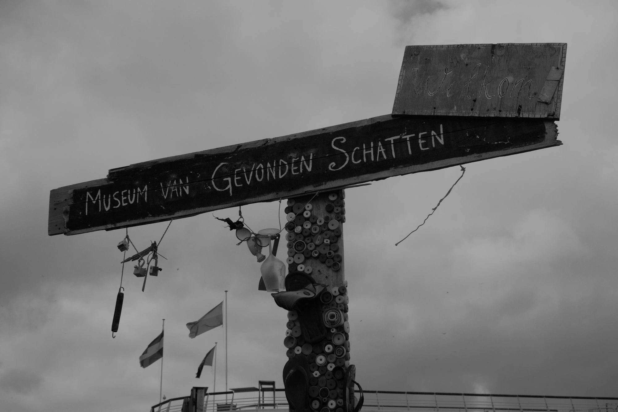 2026-07-18 - Scheveningen - Sign saying Museum van Gevonden Schatten.J