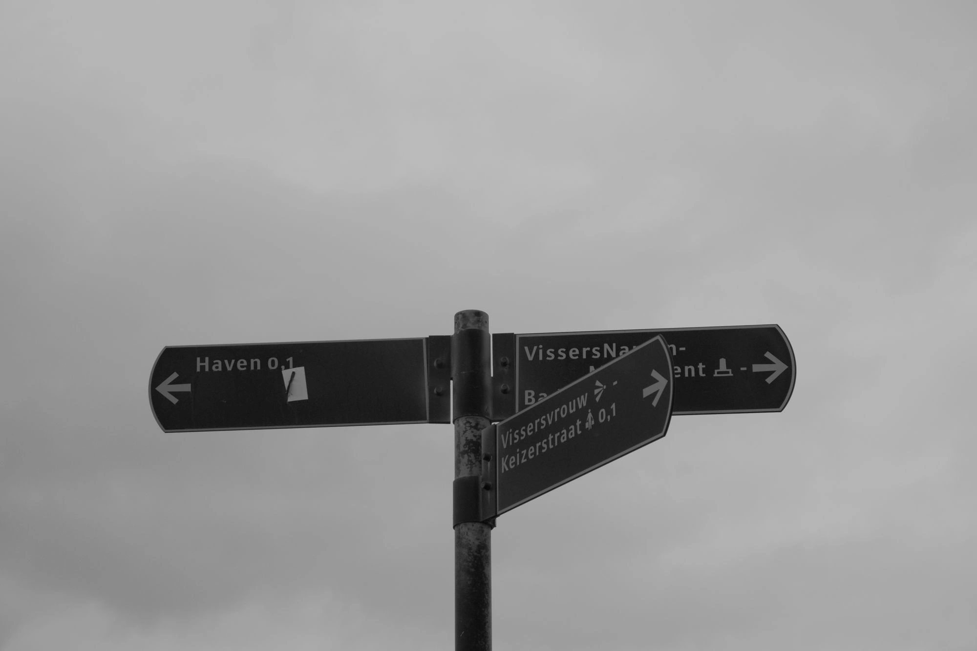 2026-07-18 - Scheveningen - Signs pointing to different places on the beach.J