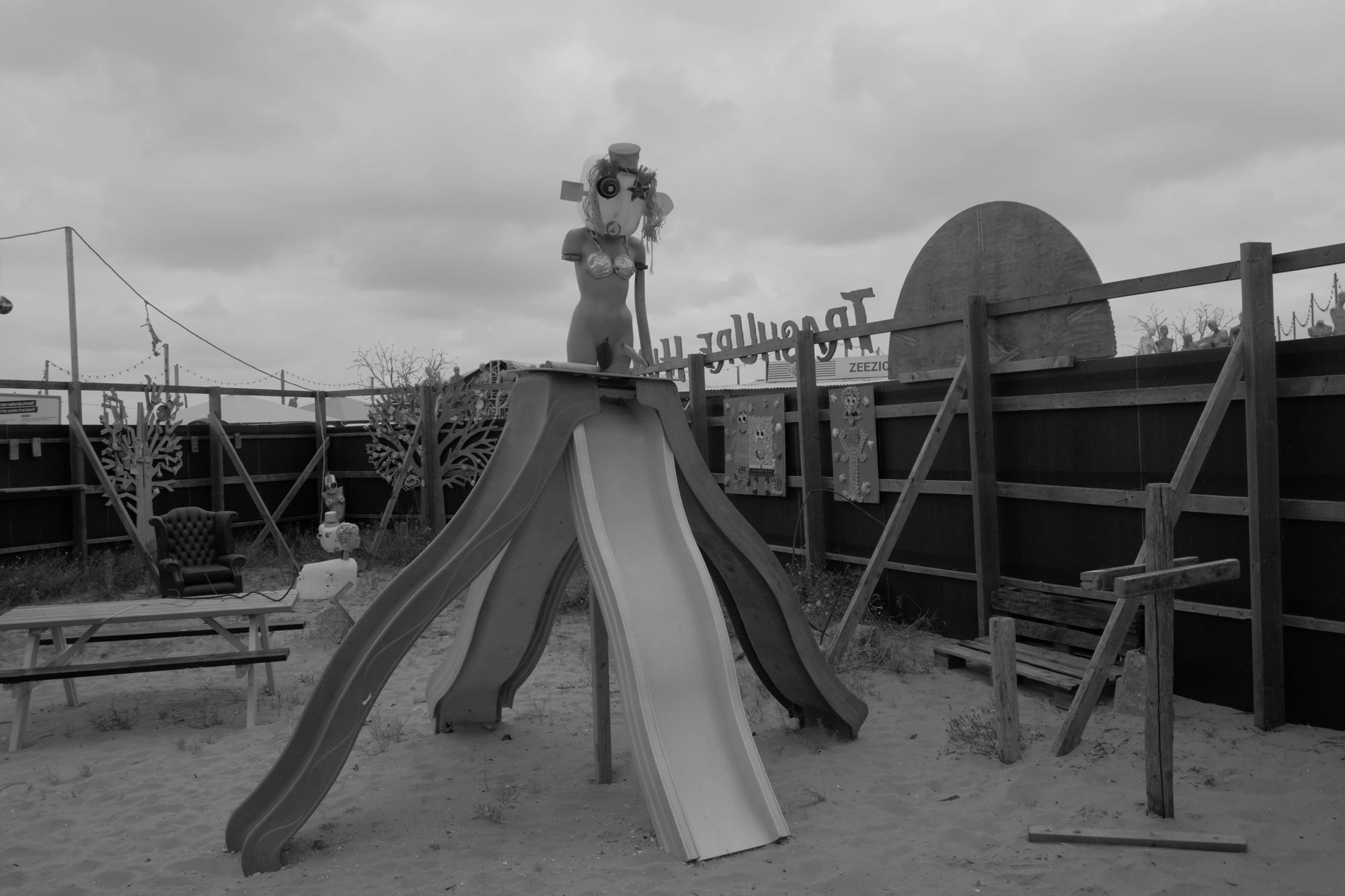 2026-07-18 - Scheveningen - Slide with creepy mannequin on top.J
