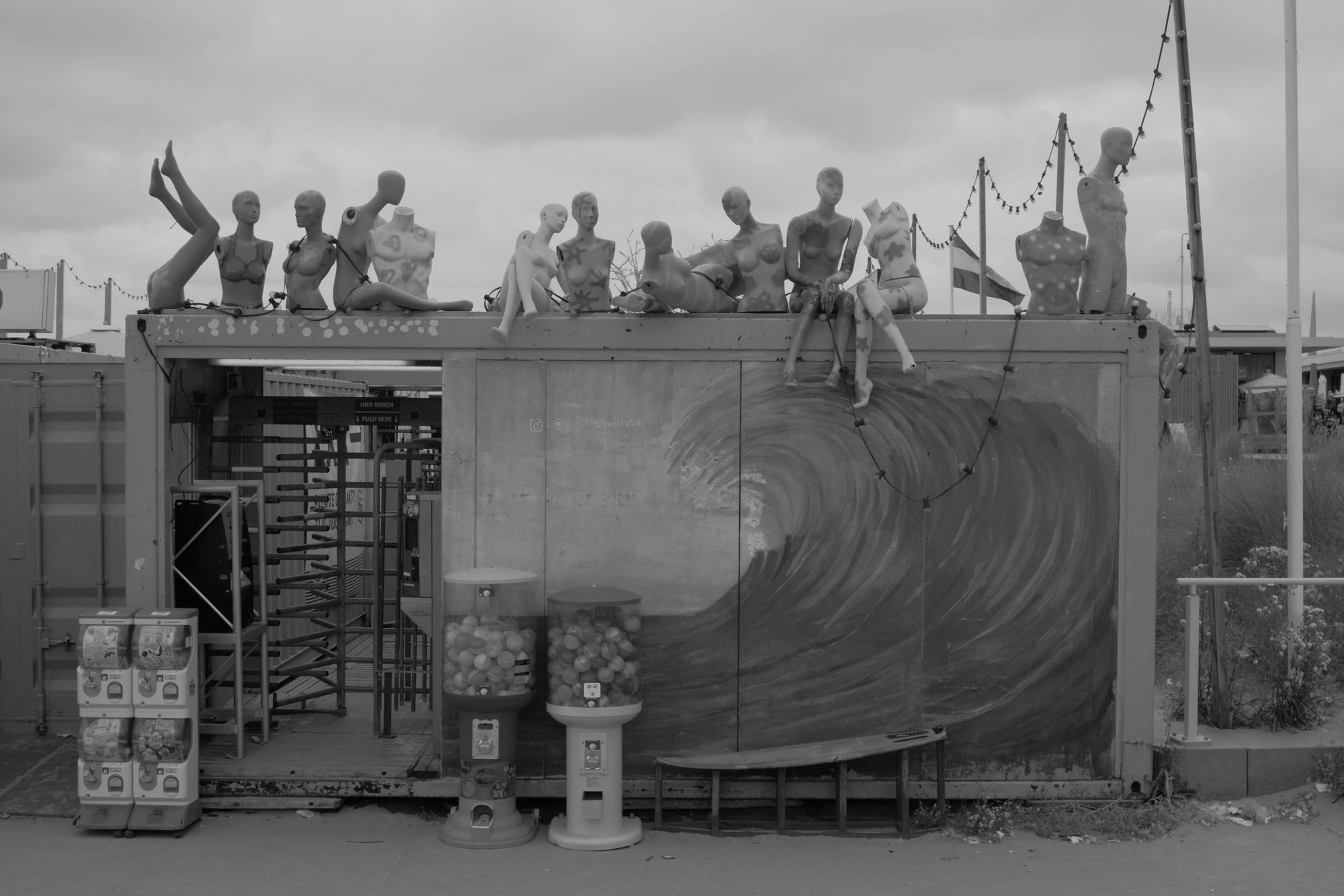2026-07-18 - Scheveningen - Store with mannequins on top of it.J