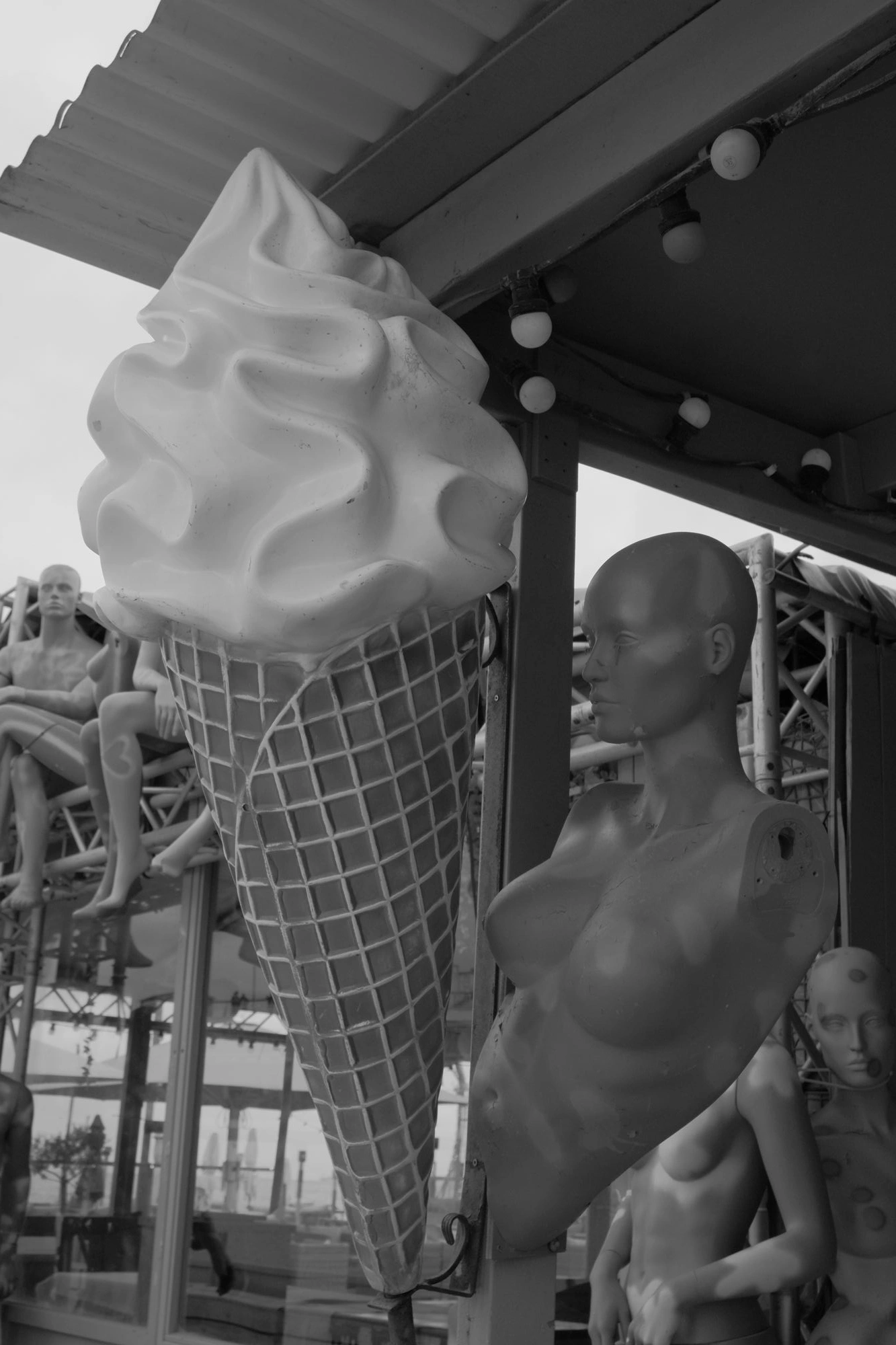 2026-07-18 - Scheveningen - Top half of mannequin beside giant ice cream cone.J