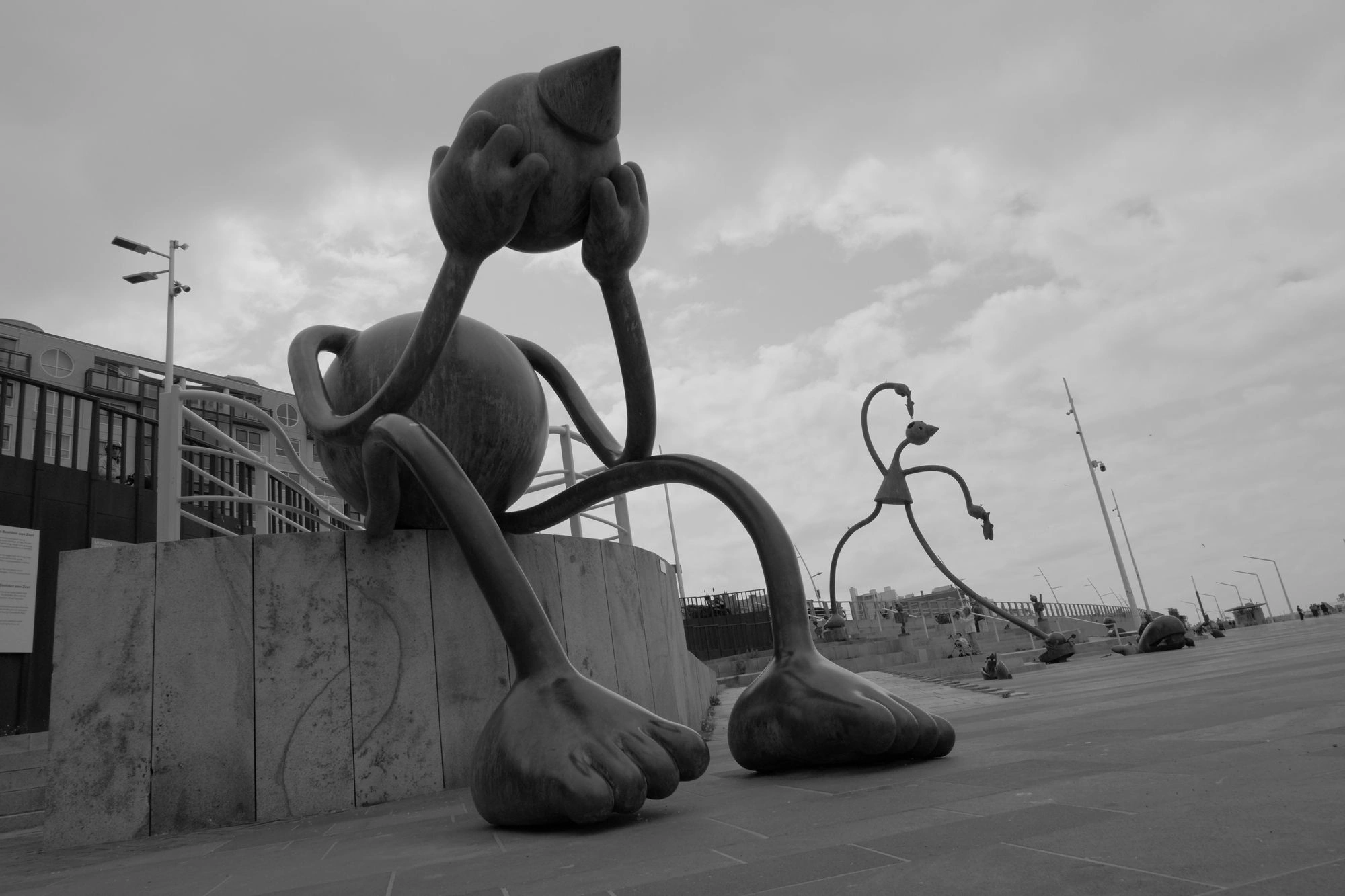 2026-07-18 - Scheveningen - Sculpture of crying being.J