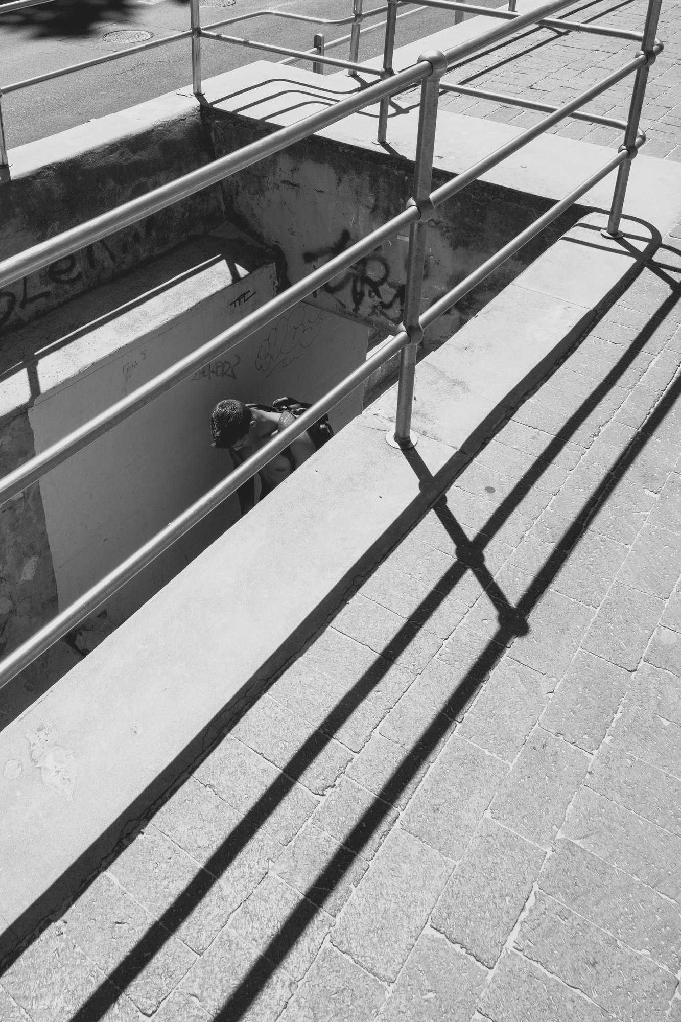 2022-02-14 - Cape Town - Man climbs up staircase.j