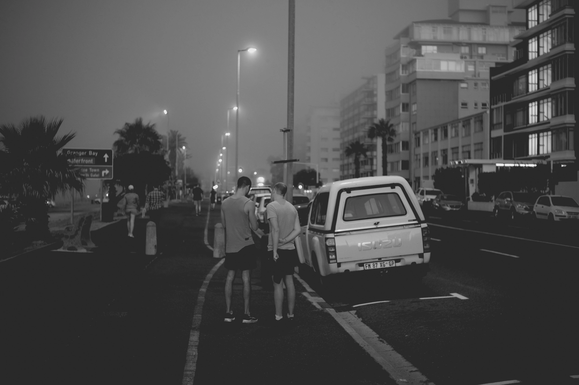 2022-02-15 - Cape Town - People standing on the promenade in the mist.j