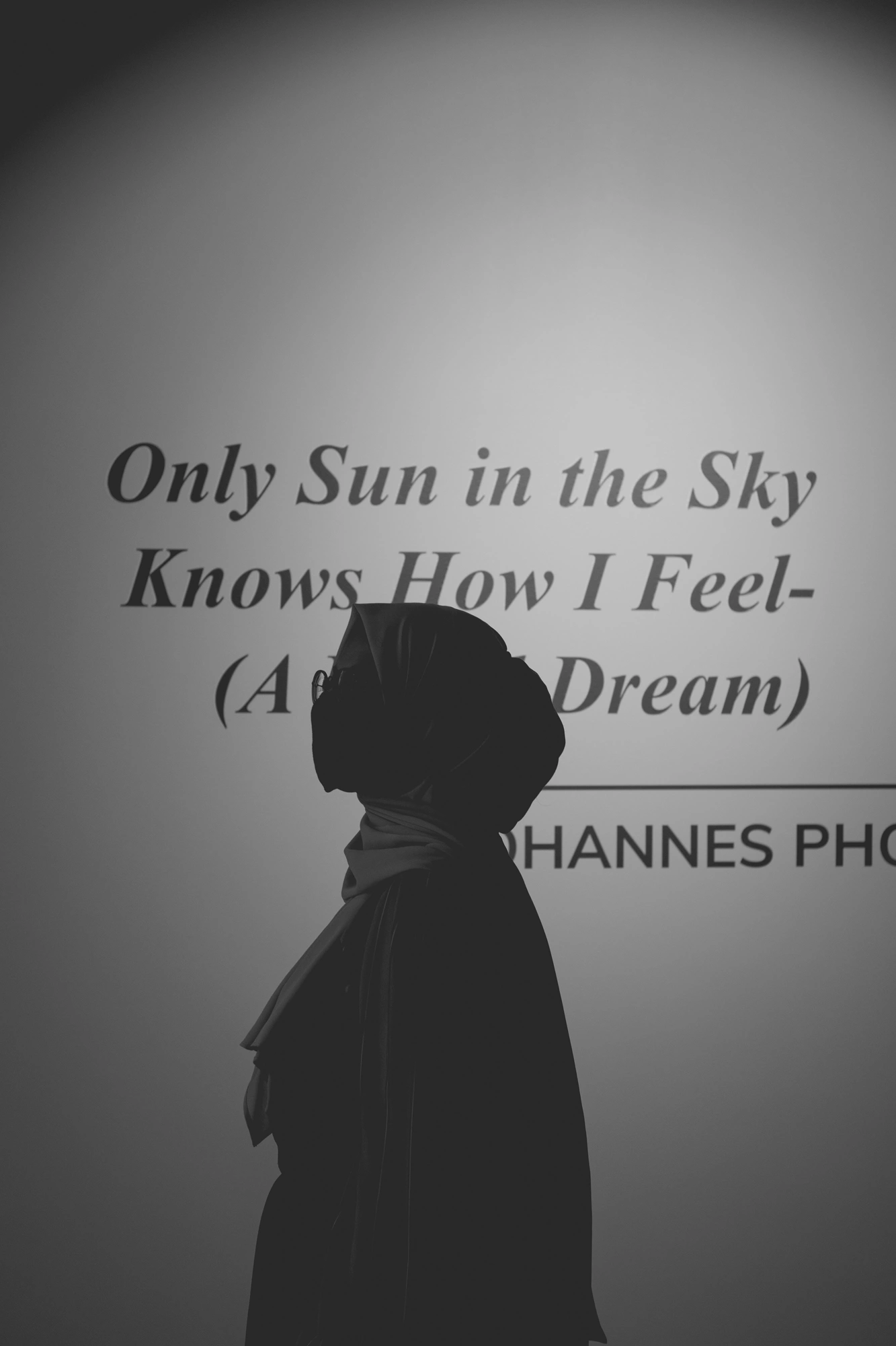 2022-02-16 - Cape Town - Person stands in front of wall with the writing 'Only sun in the sky knows how i feel'.j