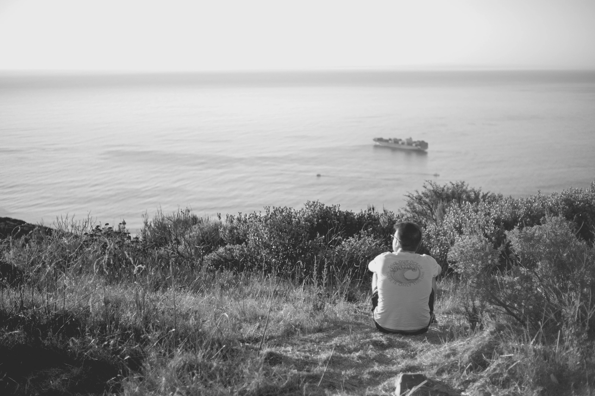 2022-02-17 - Cape Town - Man sitting over view of ocean.j