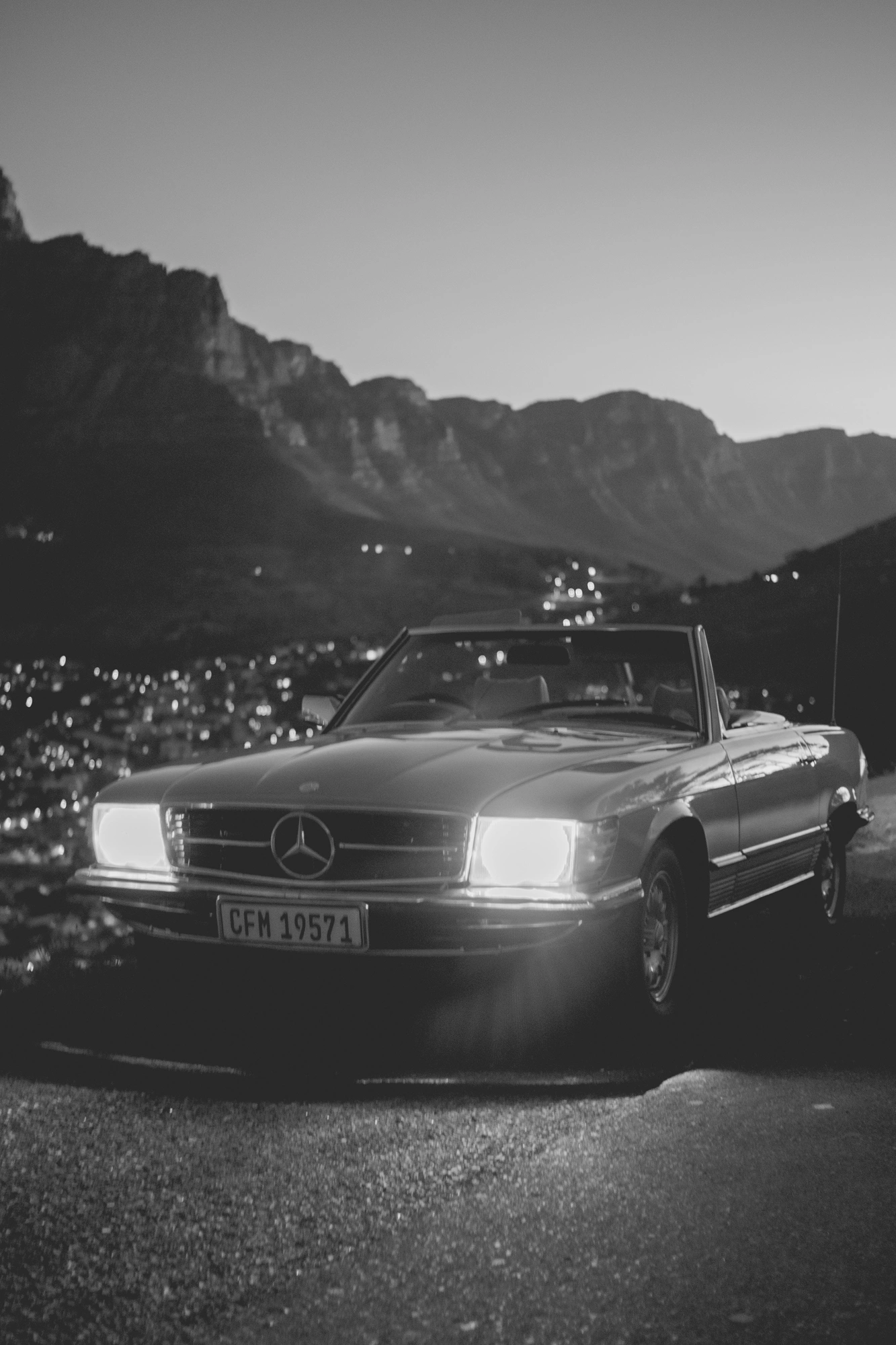 2022-02-17 - Cape Town - Old Mercedes parked in front of mountains.j