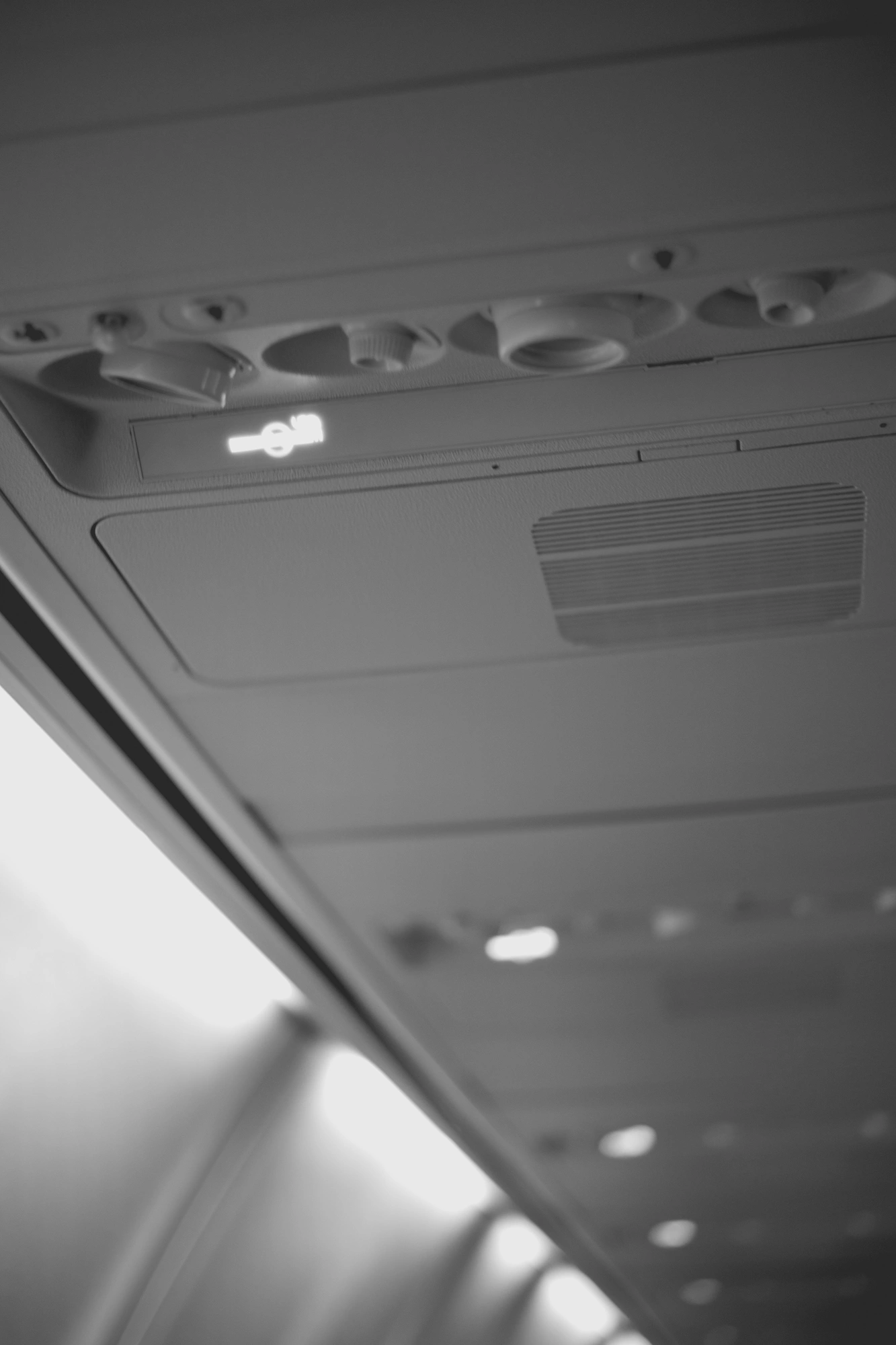 2022-02-18 - Cape Town - Airplane no smoking signs.j