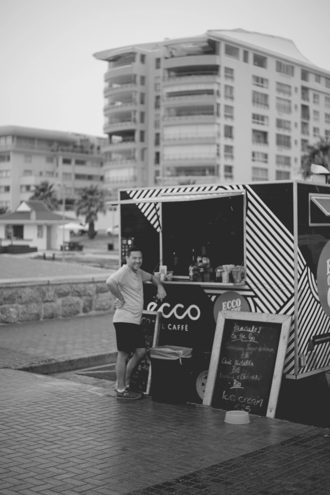 2022-02-18 - Cape Town - Man ordering at coffee cart.j