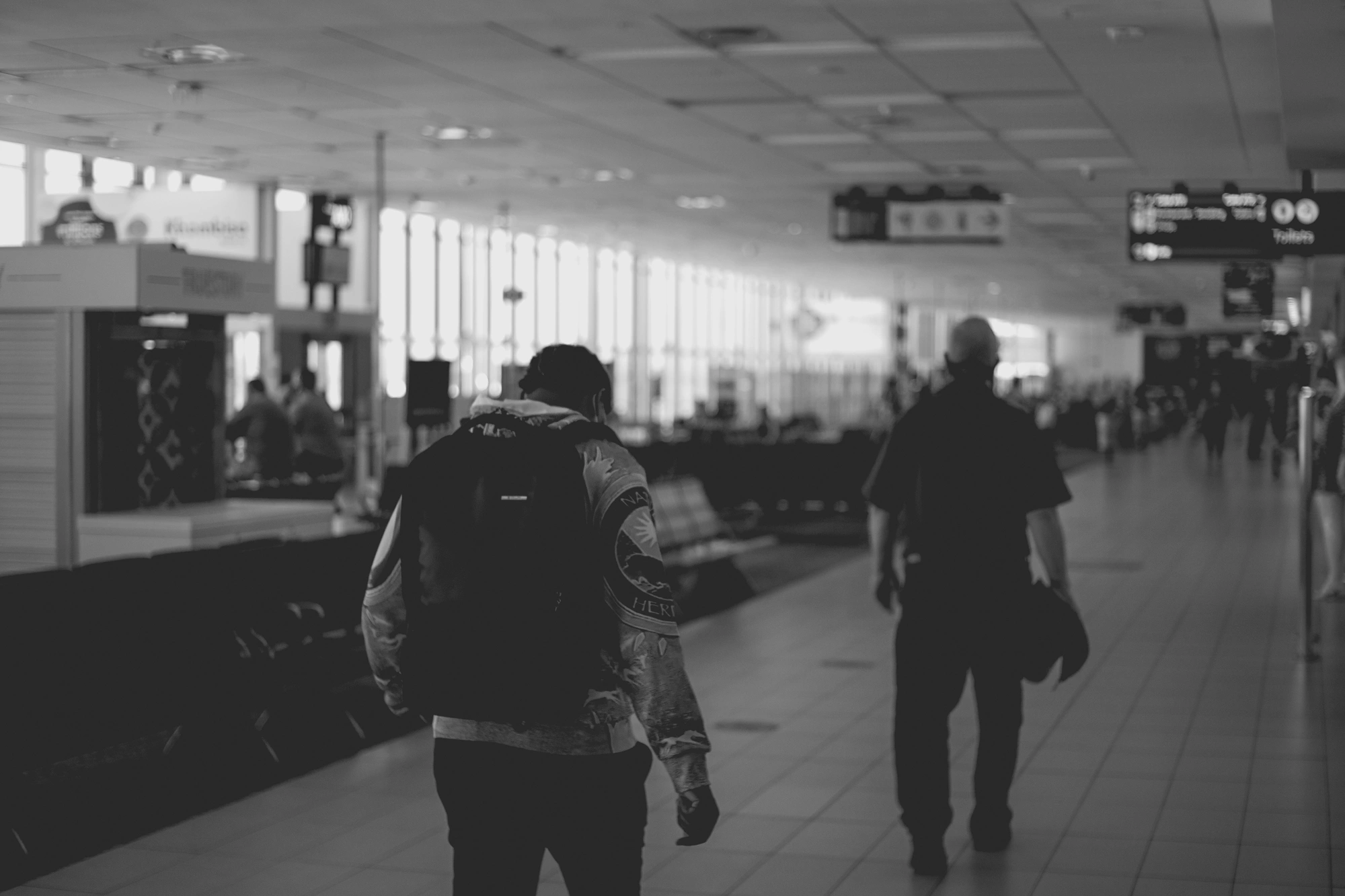 2022-02-18 - Cape Town - People walking in airport.j