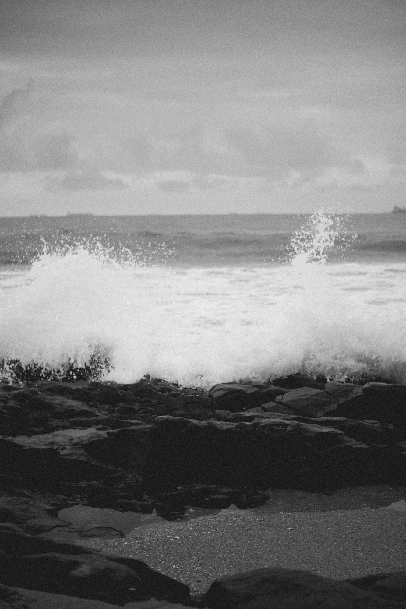 2022-09-18 - Durban -  Waves splashing against rocks.j