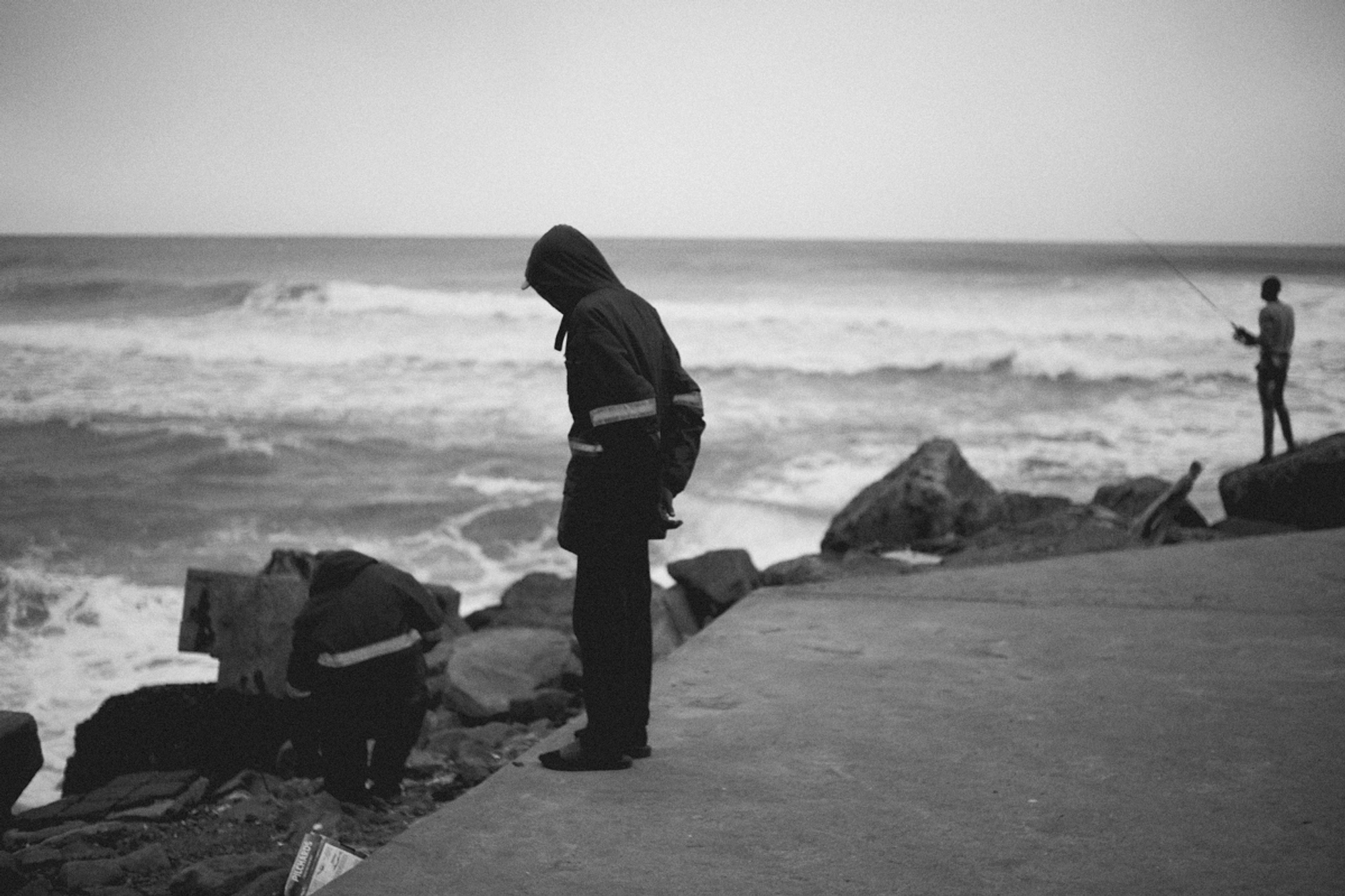 2022-09-21 - Durban -  Workers inspecing trash on beach.j