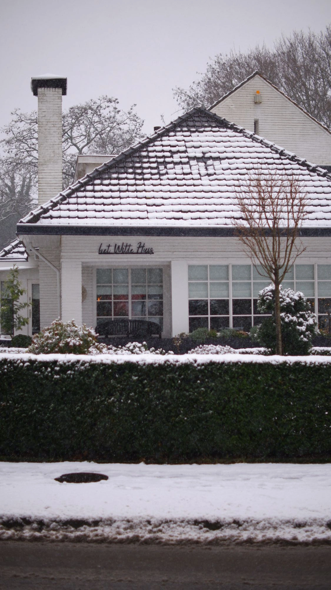 House in snow reading "Het Witte Huis".J