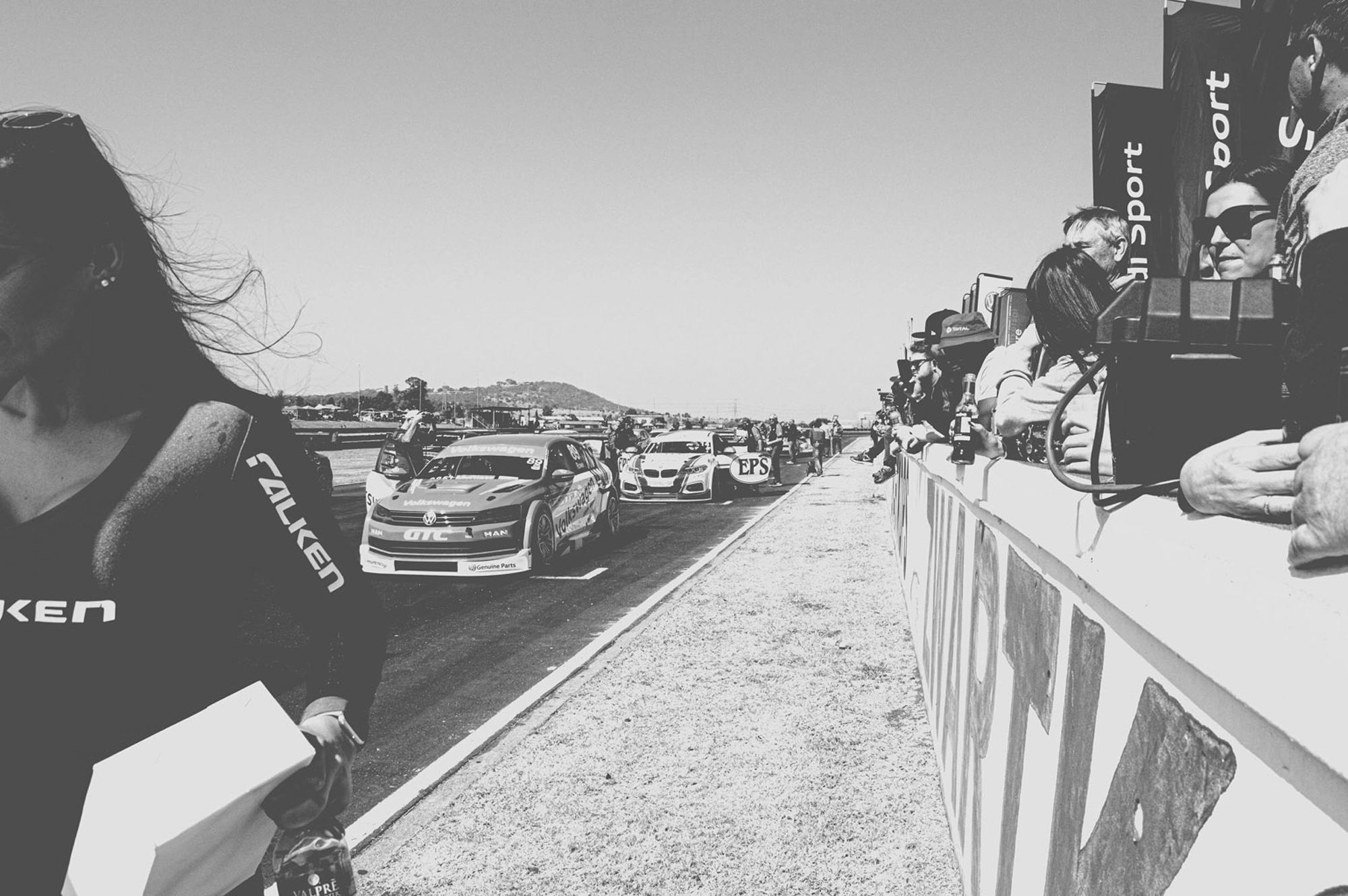 2019-07-27 - Zwartkops Raceway - People beside racetrack waiting for race to start.j