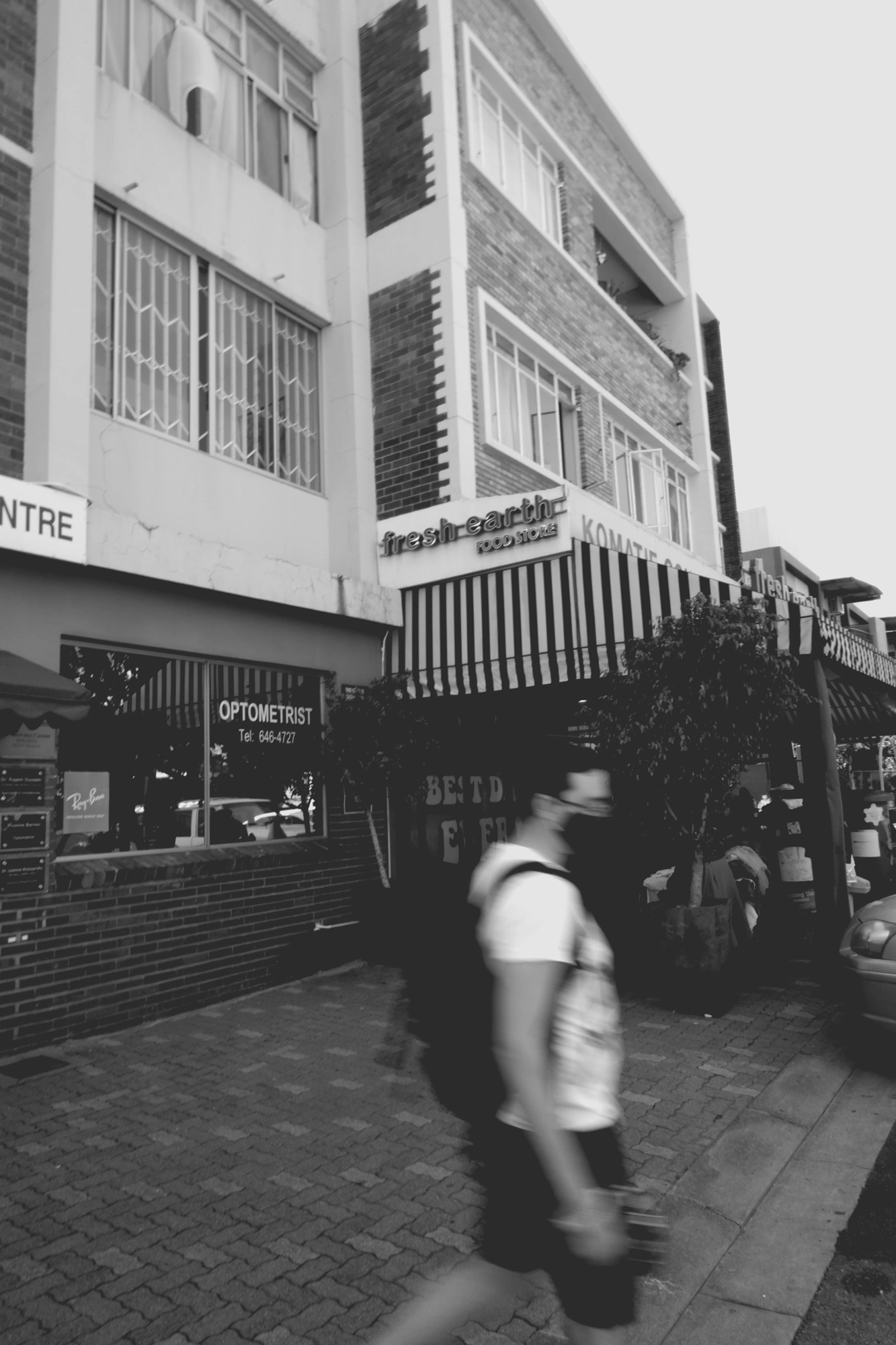 2021-11-07 - Emmerentia, Johannesburg - A blurry Logan.j